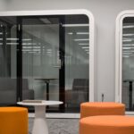 Große und kleine Schallschutzkabinen in einem modernen Büro für ungestörte Meetings und konzentriertes Arbeiten.