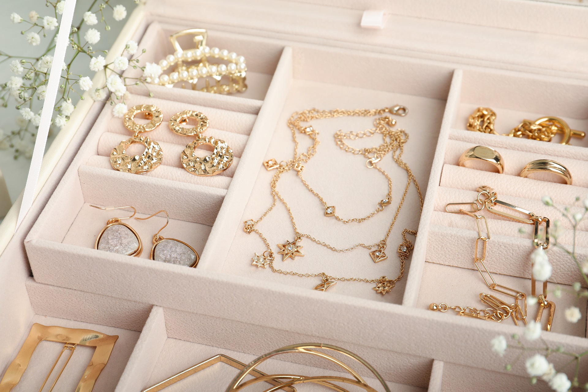 Verlobungsringe und Goldschmuck im Schmuckkästchen