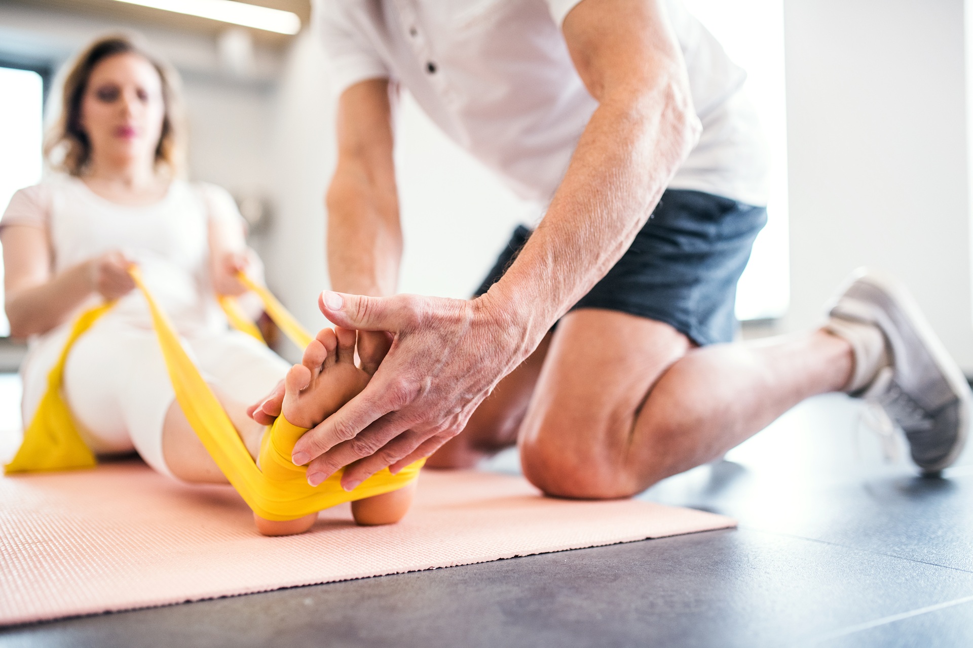 Physiotherapie Übung mit Theraband | Therapieliege